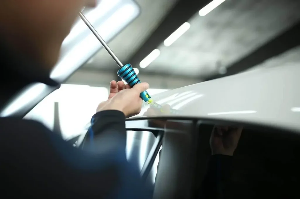 Repairing car roof with screwdriver tool